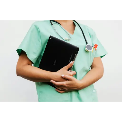 Foto de Karolina Kaboompics: https://www.pexels.com/es-es/foto/sujetando-doctor-tableta-digital-enfermera-5206922/